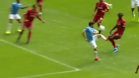 Asistencia mágica de Silva y gol de Sterling para poner en ventaja al City sobre Liverpool