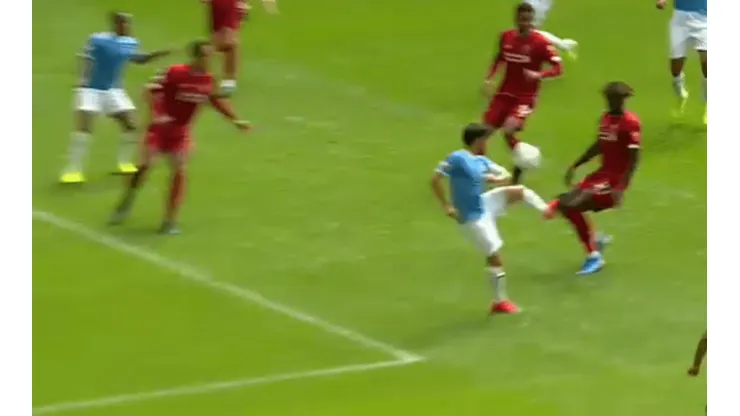 Asistencia mágica de Silva y gol de Sterling para poner en ventaja al City sobre Liverpool