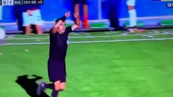 El gesto del árbitro del partido.