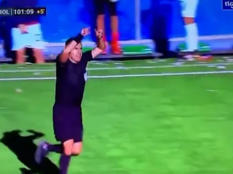 Insólito: en Bolivia, el árbitro cobró un penal haciendo la seña del VAR... ¡pero no hay VAR!