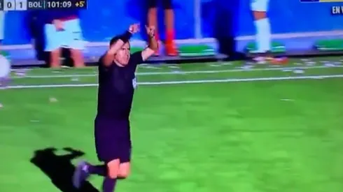 El gesto del árbitro del partido.