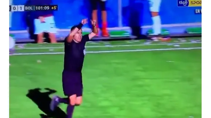 El gesto del árbitro del partido.