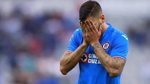 Luego de su mal partido, la afición del Cruz Azul fue pura bronca contra Juan Escobar