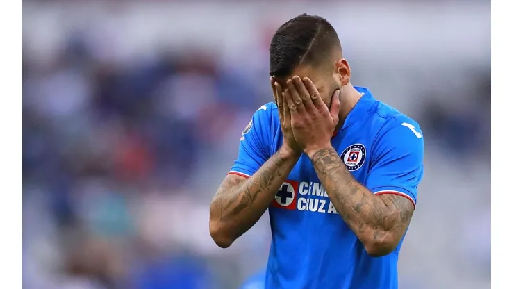Luego de su mal partido, la afición del Cruz Azul fue pura bronca contra Juan Escobar