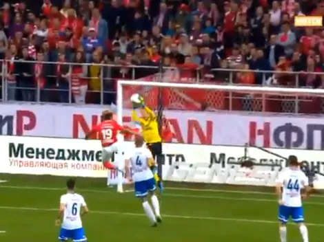 El argentino Ponce le dejó tatuado los tapones en el pecho al portero rival