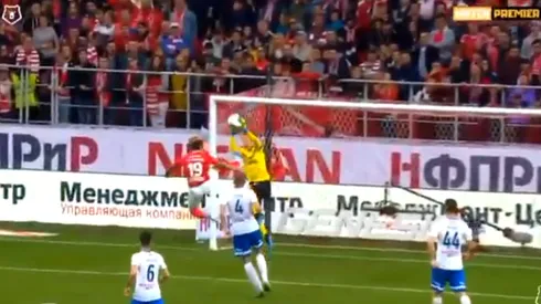 El argentino Ponce le dejó tatuado los tapones en el pecho al portero rival