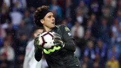 Guillermo Ochoa, ni en la banca en Standard Lieja