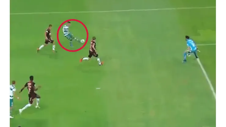 Lozano aprovechó un grosero error de la zaga de Atlas y lo gana Santos