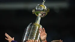 El trofeo de la Copa Libertadores, en manos de River.