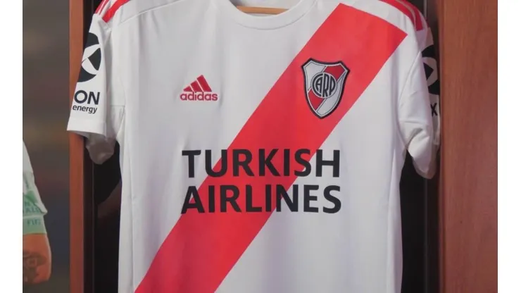 Así luce la camiseta que usará River ante Lanús.