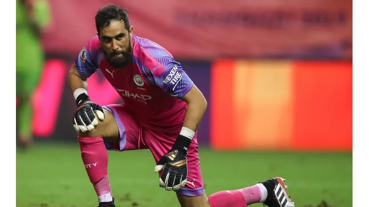 América está interesado en Claudio Bravo, según la prensa chilena
