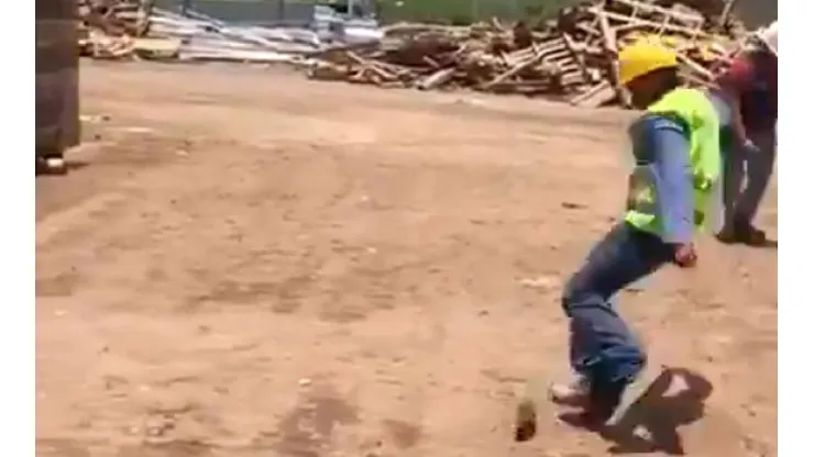 Video viral: vio pasar a un ratón diabólico y lo mandó a volar de una patada
