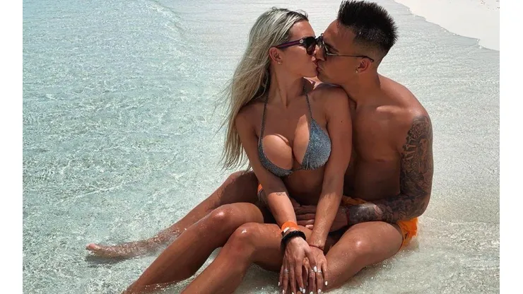 Foto de Lautaro Martínez y su novia en la playa.