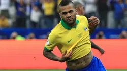 Dani Alves jugando para Brasil. (Getty)