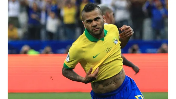 Dani Alves jugando para Brasil. (Getty)