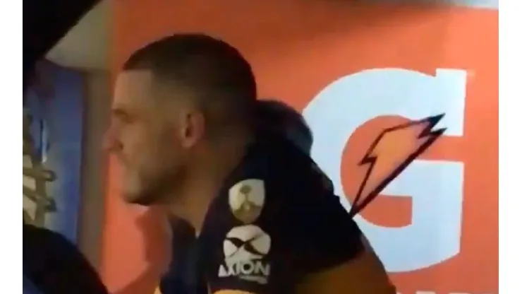 Nández lloró en el banco de suplentes.