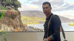 Cristiano Ronaldo se bañó con su ropa interior, pidió que le saquen una foto y la subió a Instagram
