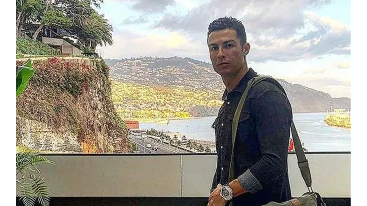 Cristiano Ronaldo se bañó con su ropa interior, pidió que le saquen una foto y la subió a Instagram