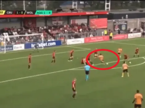 Totalmente desnudo: con un bombazo de afuera del área, Raúl Jiménez anotó el tercero de los Wolves