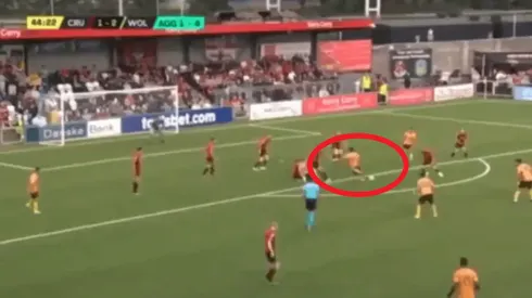 Totalmente desnudo: con un bombazo de afuera del área, Raúl Jiménez anotó el tercero de los Wolves