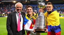 Foto del presidente con los colombianos de River.
