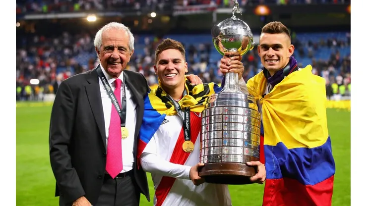 Foto del presidente con los colombianos de River.