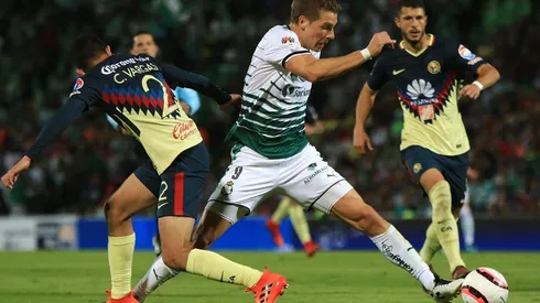 Julio Furch disputa una pelota con Carlos Vargas, en la semifinal del Clausura 2018.