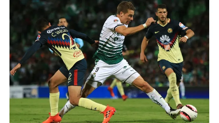 Julio Furch disputa una pelota con Carlos Vargas, en la semifinal del Clausura 2018.