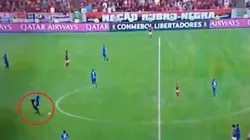 Así le erró Néstor Pitana a la pelota.