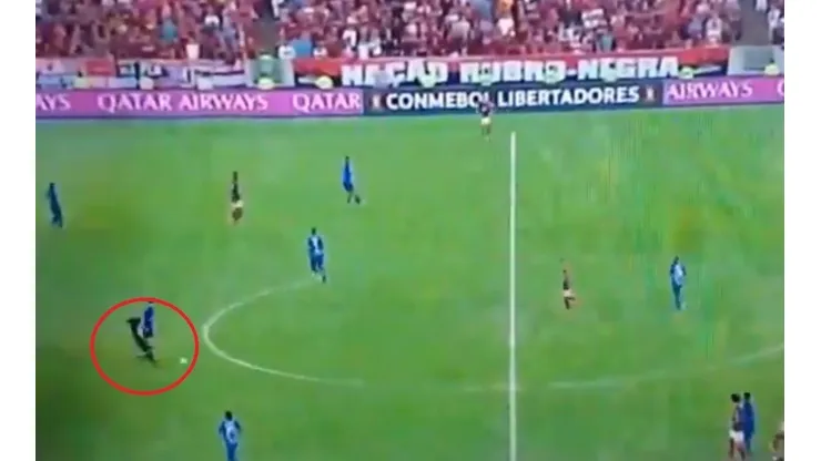 Así le erró Néstor Pitana a la pelota.