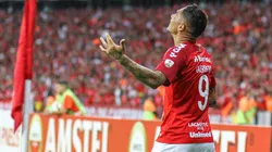 El festejo de Paolo Guerrero.