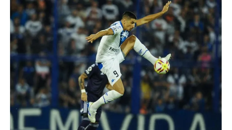 Rodrigo Salinas con la camiseta de Vélez.