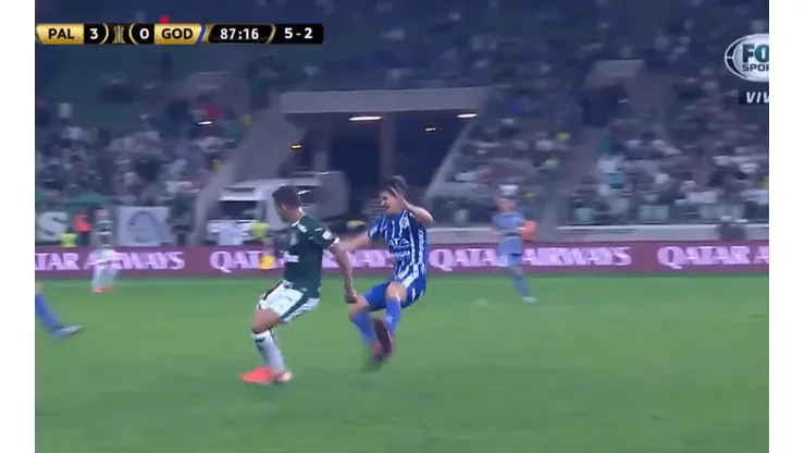 Manzur y una patada criminal. (Fox Sports)