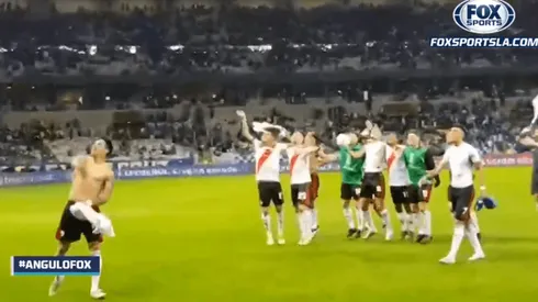 Foto de los jugadores de River celebrando con los hinchas.