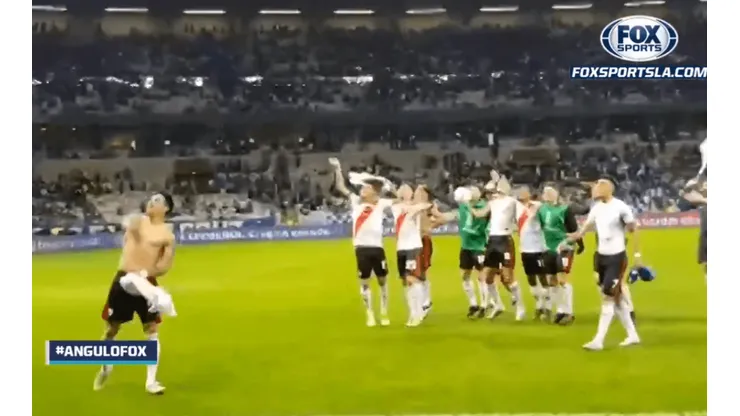 Foto de los jugadores de River celebrando con los hinchas.