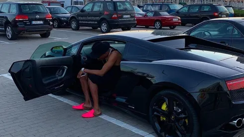 Así se dejó ver Johan Mojica con un Lamborghini.