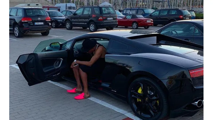 Así se dejó ver Johan Mojica con un Lamborghini.