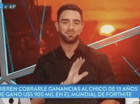 Estaba al aire, le gustó el fondo y dejo de hablar para sacarse una foto