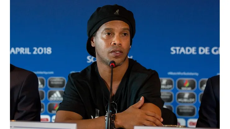 El duro momento que atraviesa Ronaldinho: le bloquearon 57 propiedades y no puede salir del país