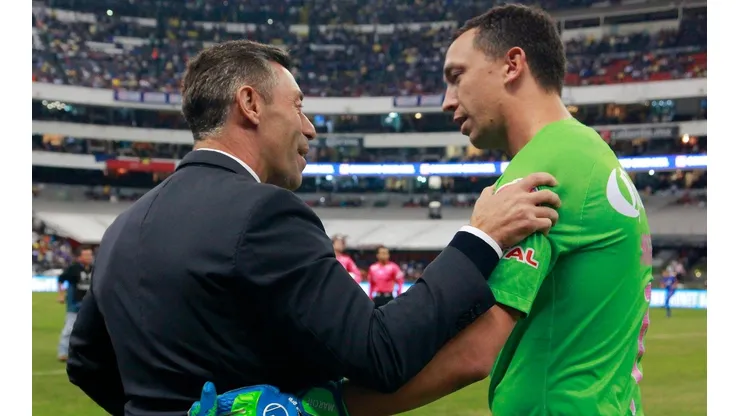 Caixinha y Marchesín en la previa del partido entre Cruz Azul y América.