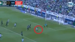 ¡La voló! Fernando Gorriarán quedó solo frente al arco y la tiró a las gradas