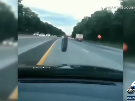 Video viral: esta rueda diabólica se soltó de su auto y causó un choque en la autopista