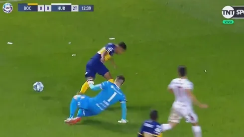 Un papelón: Villa se tiró adentro del área, nadie le creyó y encima se ganó la amarilla