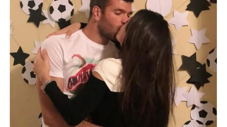 Abrazados sobre la arena de la playa: junto a su novia, Gigliotti subió la foto más linda del día
