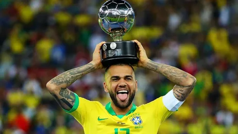 Dani Alves con el seleccionado brasileño.
