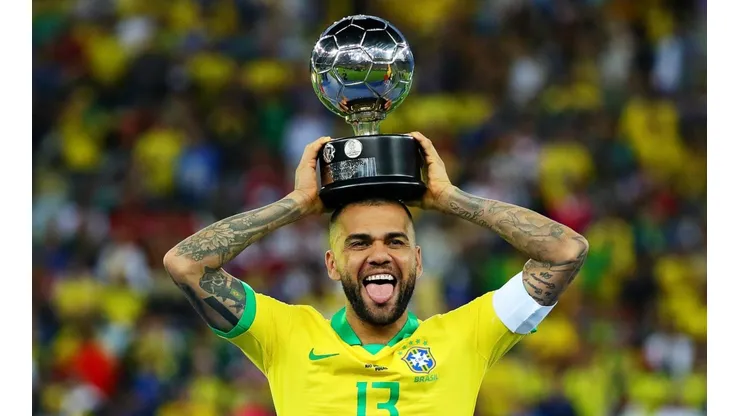 Dani Alves con el seleccionado brasileño.