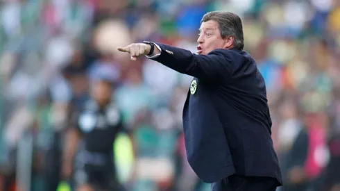 ¡Como loco! El Piojo Herrera le gritó a un joven recogebalones