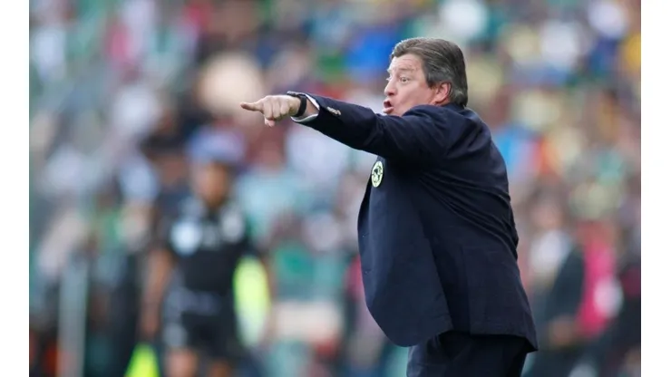 ¡Como loco! El Piojo Herrera le gritó a un joven recogebalones