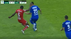 ¡Durísima entrada! Chalá embistió a Alvarado y se llevó la tarjeta amarilla