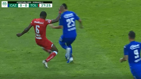 ¡Durísima entrada! Chalá embistió a Alvarado y se llevó la tarjeta amarilla